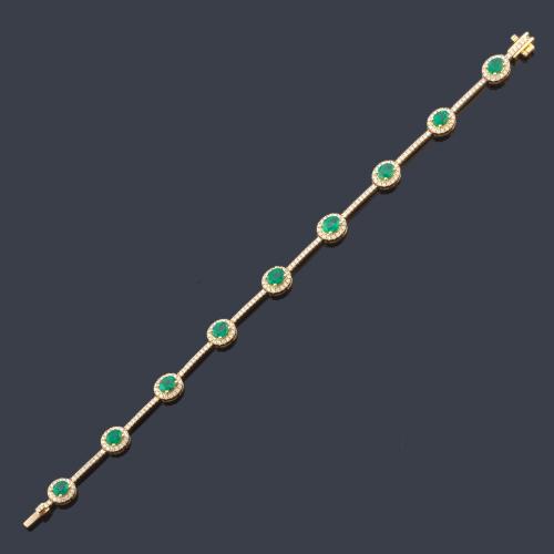  Pulsera con nueve esmeraldas talla oval de aprox. 3,18 ct con orla de brillantes de aprox. 1,32 ct en total.