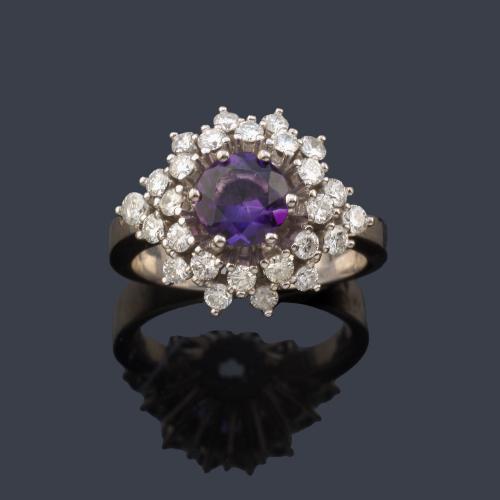  Anillo con amatista talla redonda de aprox. 2,00 ct con doble orla de brillantes de aprox. 0,78 ct en total.