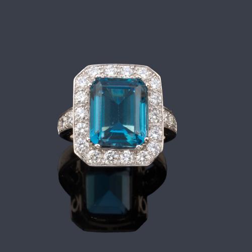  Anillo con topacio 'London Blue' de aprox. 6,01 ct y orla de brillantes de aprox. 1,19 ct en total.
