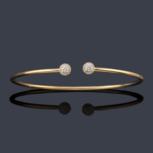  Pulsera con dos remates con brillante y orla de aprox. 0,30 ct en total.