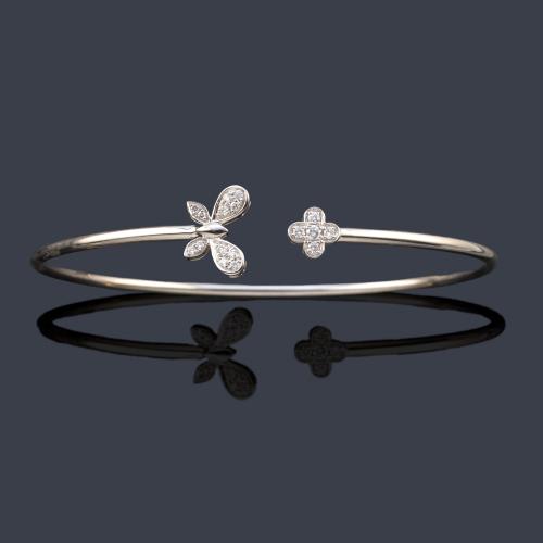  Pulsera rígida con remate en forma de mariposa y flor con brillantes de aprox. 0,16 ct en total.