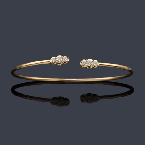  Pulsera rígida con doble remate con brillantes de aprox. 0,33 ct en total.