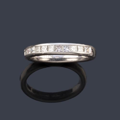  Media alianza con banda de diamantes talla princesa de aprox. 0,60 ct en total.