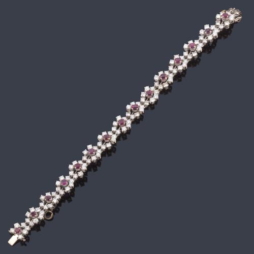 Pulsera con rubíes talla redonda con orla de brillantes de aprox. 6,00 ct en total.