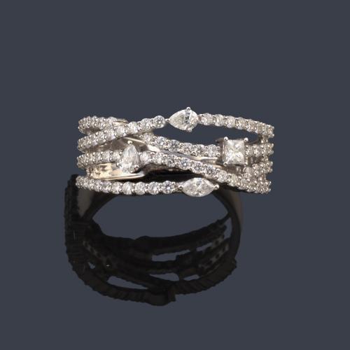 Anillo con múltiples bandas con diamantes talla brillante, marquís, perilla y princesa de aprox. 0,96 ct en total.