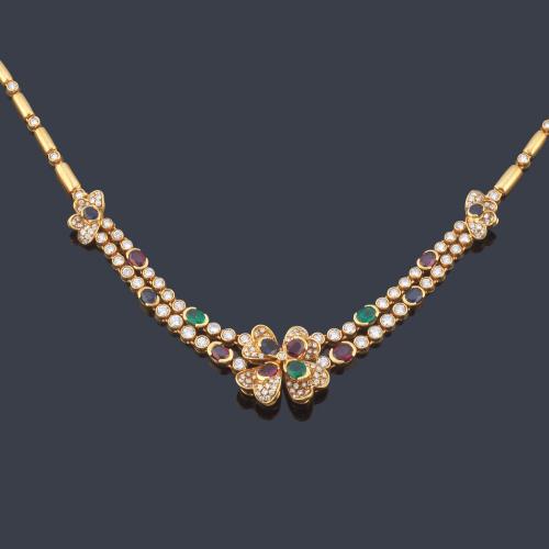 Collar con diseño central en forma de trébol con esmeraldas, zafiros y rubíes talla perilla y oval, con brillantes engastados en chatón de aprox. 4,00 ct en total.