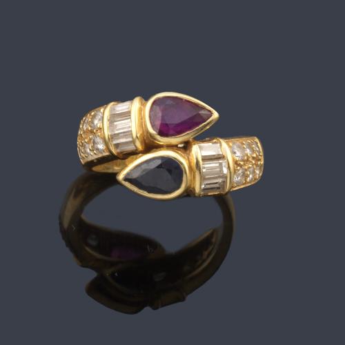  Anillo de oro amarillo con diamantes, rubí y zafiro talla perilla