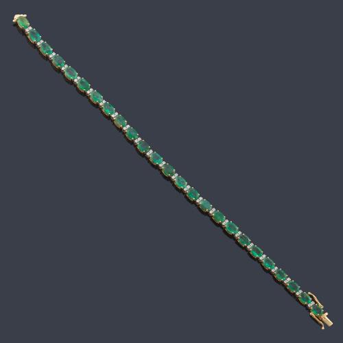 Pulsera rivière con esmeraldas talla oval de aprox. 11,89 ct en total intercalado con brillantitos de aprox. 0,42 ct en total.