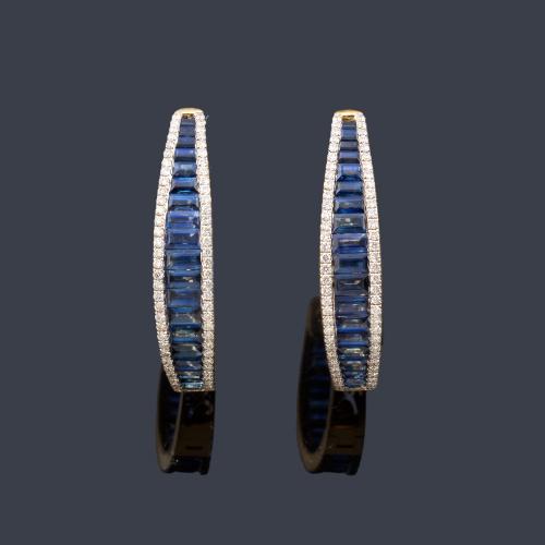 Pendientes tipo criolla con banda de zafiros talla rectangular de aprox. 3,87 ct en total con doble banda de brillantitos de aprox. 0,64 ct en total.