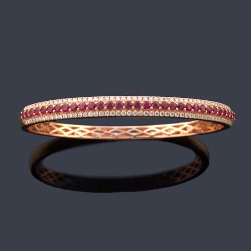 Pulsera rígida con banda de rubíes talla redonda de aprox. 2,17 ct con dos bandas de brillantes de aprox. 1,03 ct en total.