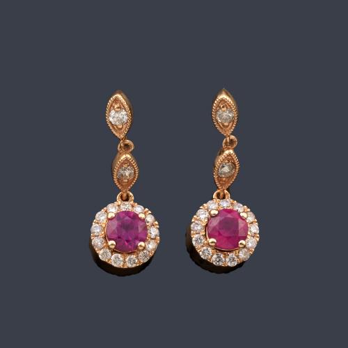 Pendientes largos con pareja de rubíes de aprox. 0,30 ct en total con brillantes de aprox. 0,10 ct en total.