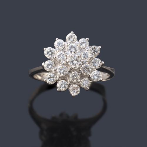 Anillo con diseño de rosetón con brillantes de aprox. 0,85 ct en total.