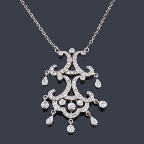 Colgante con diseño de roleos y rematado con brillantes móviles de aprox. 1,45 ct en total.