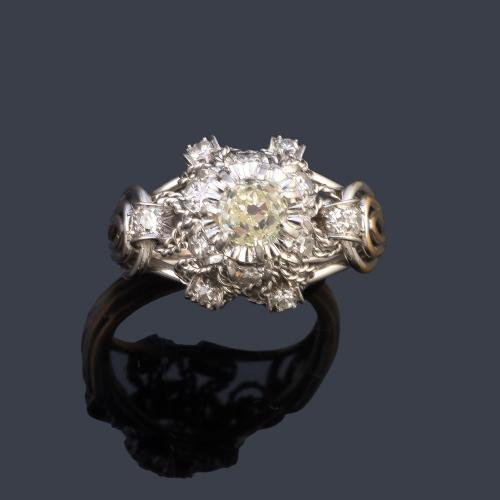  Anillo bombé con diseño calado con diamante talla antigua central de aprox. 0,60 ct y diamantes talla 16/16.
