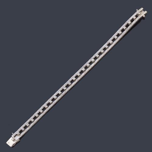  Pulsera con banda central de brillantes de aprox. 1,50 ct en total.