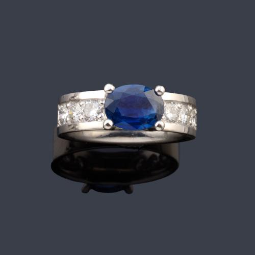  Anillo con zafiro talla oval de aprox. 1,78 ct con banda de brillantes en ambos lados.