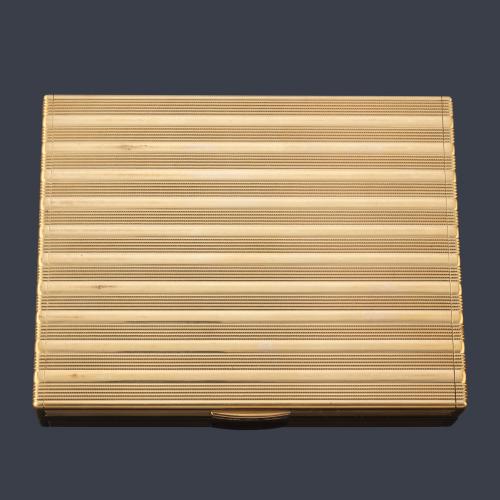 Pitillera en oro amarillo de 18 K con cierre de zafiros calibrados y decoración rayada.