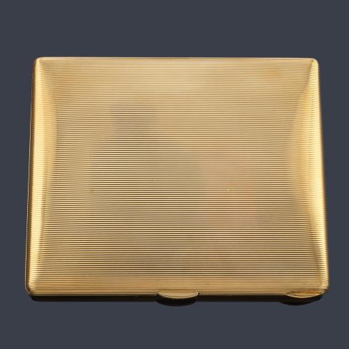 Pitillera en oro amarillo de 18 K con decoración rayada y cierre de pulsador.