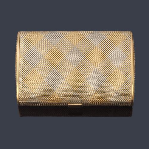 Pitillera en oro amarillo y blanco de 18 K con decoración trenzada y cierre pulsando.