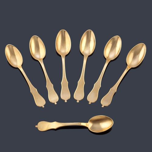 Siete cucharillas de café y azucarero en oro amarillo de 18 K.