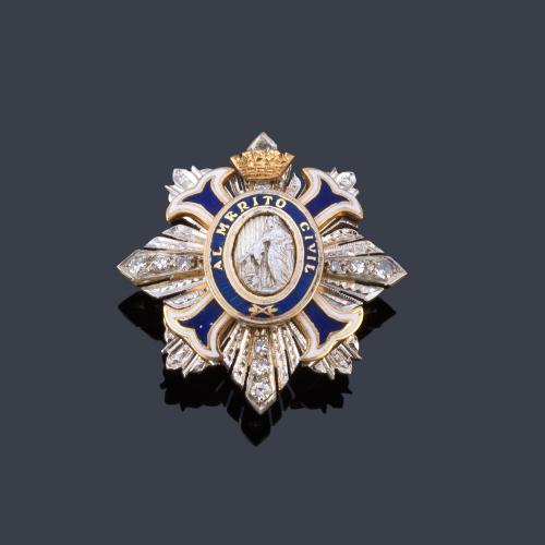  Insignia solapa de la Gran Cruz al Mérito Civil en oro amarillo de 18 K con esmalte y diamantes. Con estuche.