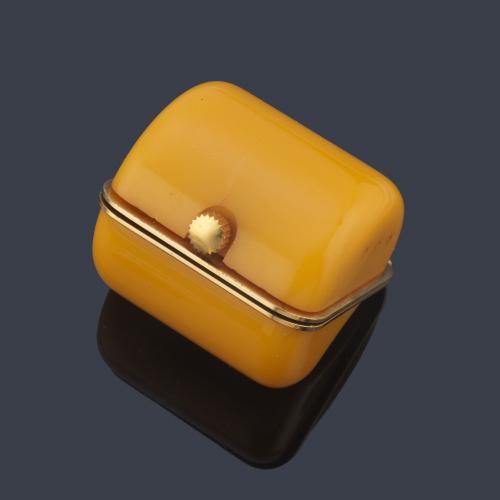  POMELLATO, reloj despertador de viaje en resina color amarilla. Con funda y documentación.