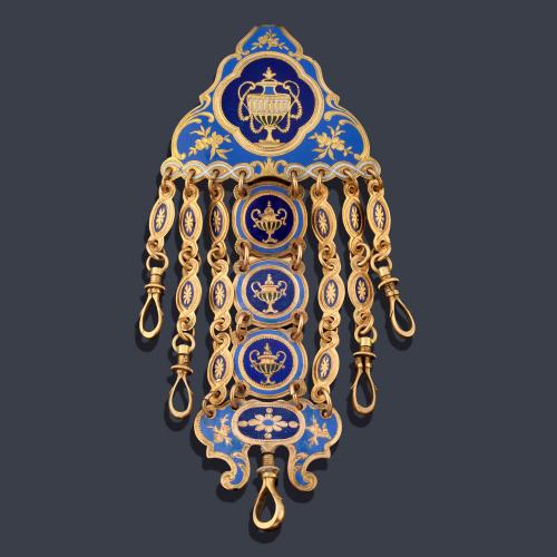 Delicada 'chatelaine' con decoración es esmalte azul 'guilloché' con motivos florales y ánforas, realizada en oro amarillo de 20K. Circa 1850.