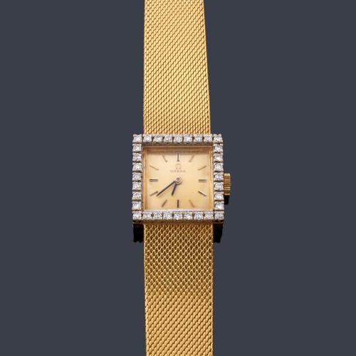 OMEGA de señora con caja y brazalete en oro amarillo de 18 K con orla de brillantes.