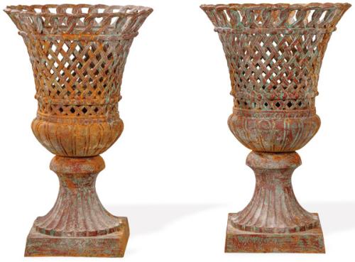 Pareja de copas caladas de hierro para jardín.