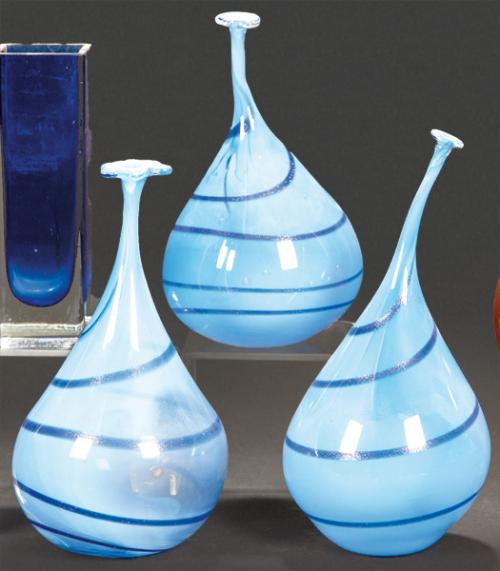 Tres violeteros de cristal de Murano azules con rayas más oscuras
