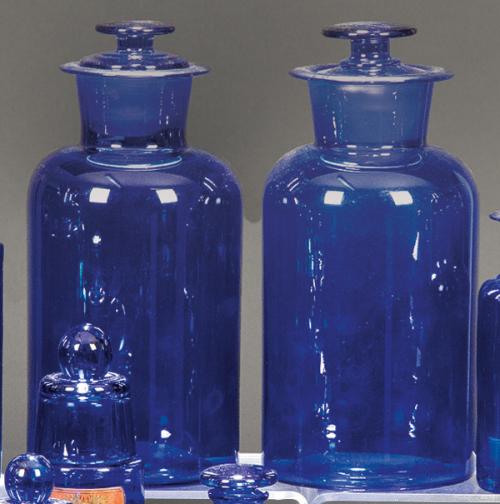 Dos frascos de farmacia en cristal azul cobalto realizados en molde con marcas en la base en relieve "2000"