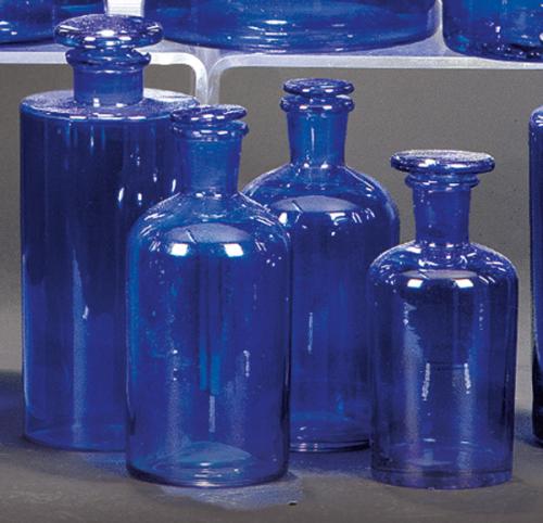 Cuatro botellas de farmacia en cristal azul cobalto.