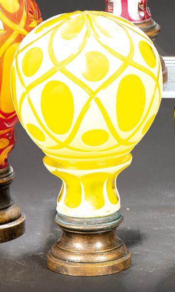 Remate de escalera esférico en cristal de Bohemia doblado y tallado en amarillo y blanco ff. S. XIX