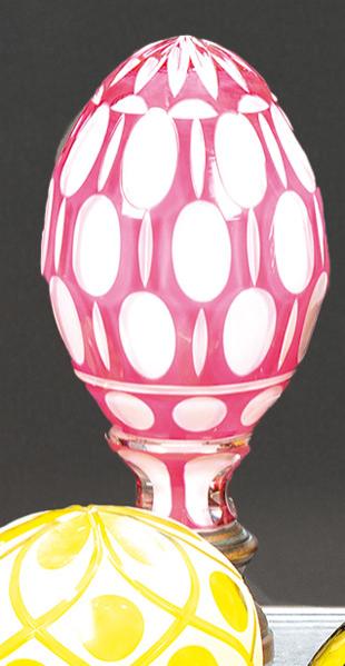 Remate de escalera en forma de piña de cristal de Bohemia doblado y tallado en rosa y blanco, ff. S. XIX.