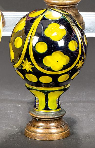 Remate de escalera esférico de cristal de Bohemia doblado y tallado en amarillo y negro ff. S. XIX