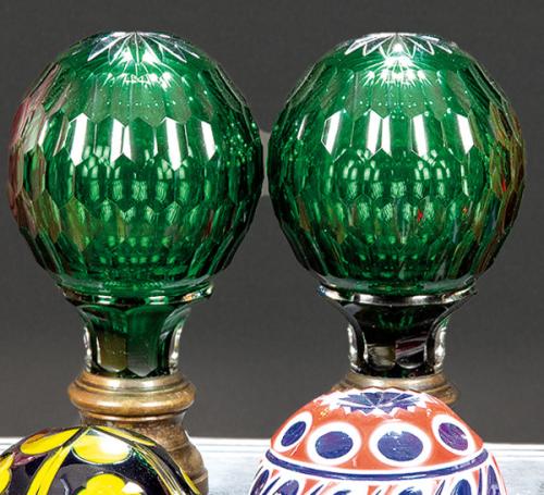 Pareja de remates de escalera en cristal de Bohemia tallado en verde pp. S. XX.