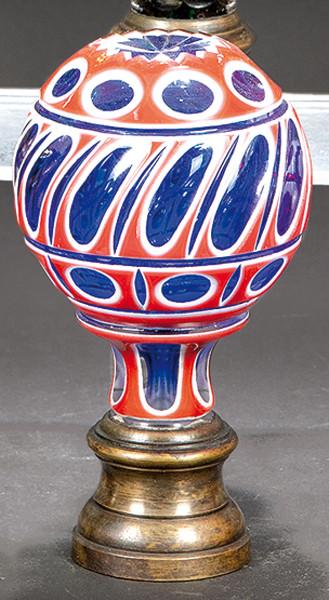 Remate de escalera de cristal de Bohemia doblado y tallado en azul cobalto, naranja y blanco ff. S. XIX