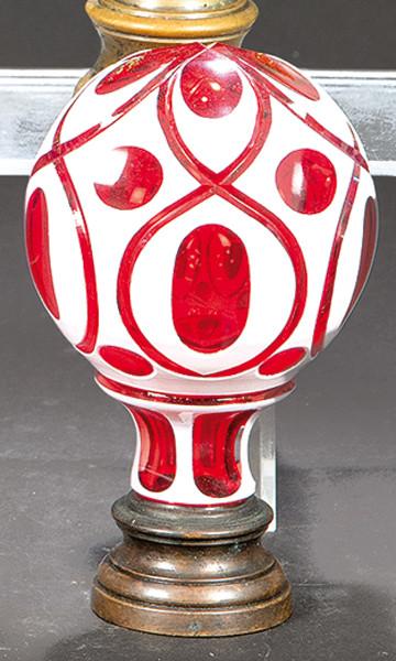 Remate de escalera esférico, en cristal de Bohemia doblado y tallado en rojo y blanco ff. S. XIX