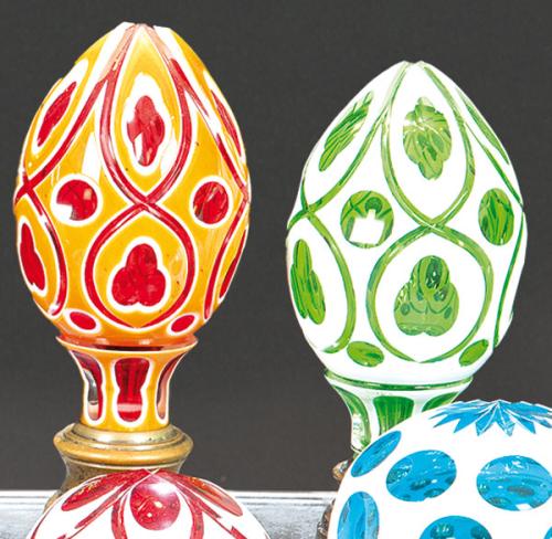 Dos remates de escalera en forma de piña de cristal de Bohemia doblado y tallado ff. S. XIX