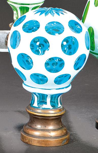 Remate de escalera esférico en cristal de Bohemia doblado y tallado en azul y blanco ff. S. XIX