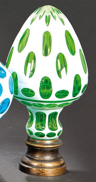 Remate de escalera enforma de piña de cristal de Bohemia doblado y tallado en verde y blanco ff. S. XIX
