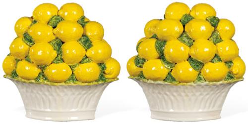 Pareja de centros de mesa en forma de cestas con limones y hojas en cerámica pintada y esmaltada de Bassano.