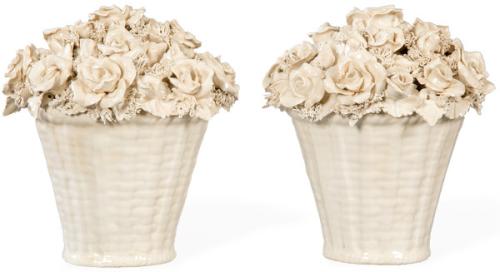 Pareja de centros de mesa en forma de cestas con flores y hojas en cerámica esmaltada en blanco de Bassano.