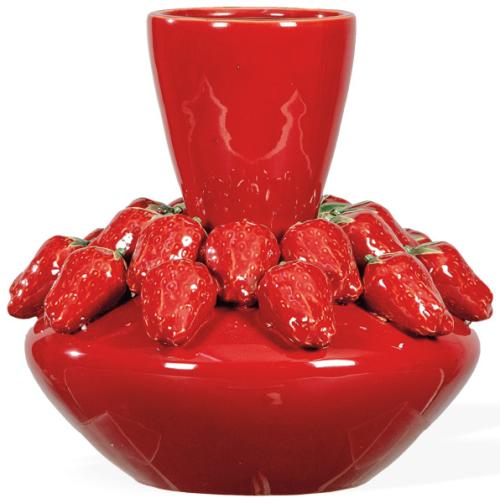 Jarrón con fresas modeladas en cerámica esmaltada en rojo de Bassano.