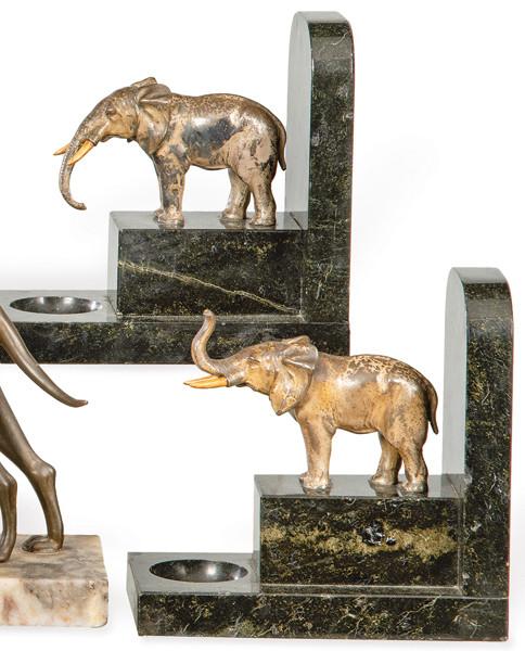 "Elefantes" Pareja de sujetalibros Art Deco de metal patinado y mármol negro, h. 1920-30