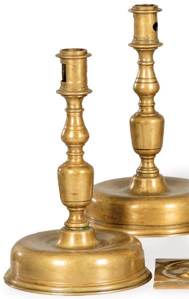 Pareja de candeleros de bronce, España S. XVII.