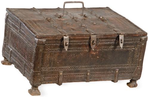 Arca de madera con decoración grabada y herrajes, España S. XVIII.