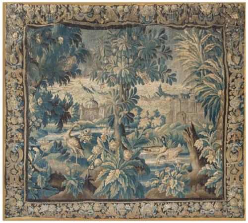 Tapiz Verdure de la manufactura de Aubusson, época Luis XV. en lana representando un paisaje con aves. Enmarcardo por una cenefa de flores y frutas. 