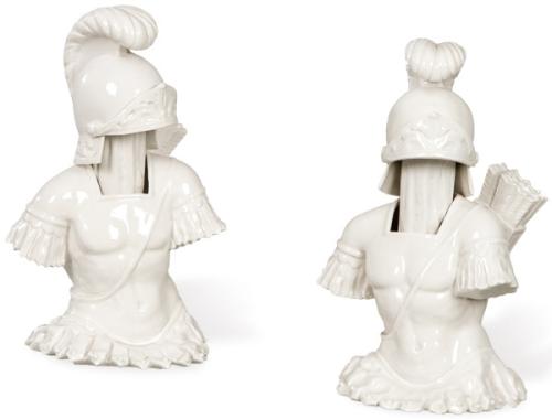 "Pareja de armaduras militares" en porcelana esmaltada en blanco.