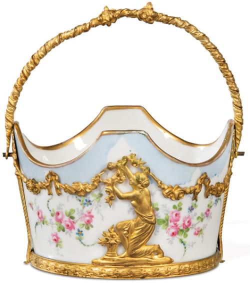 Cesta Luis XVI en porcelana pintada y esmaltada de Sevrès, con decoración de flores. Montura en bronce dorado. Marca 